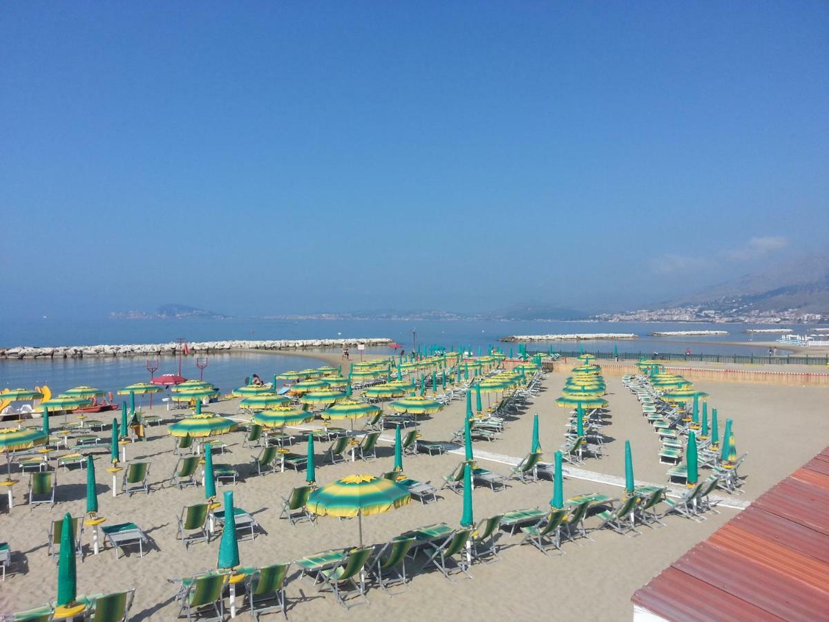 Guesthouse Holiday Formia Beach Eksteriør billede