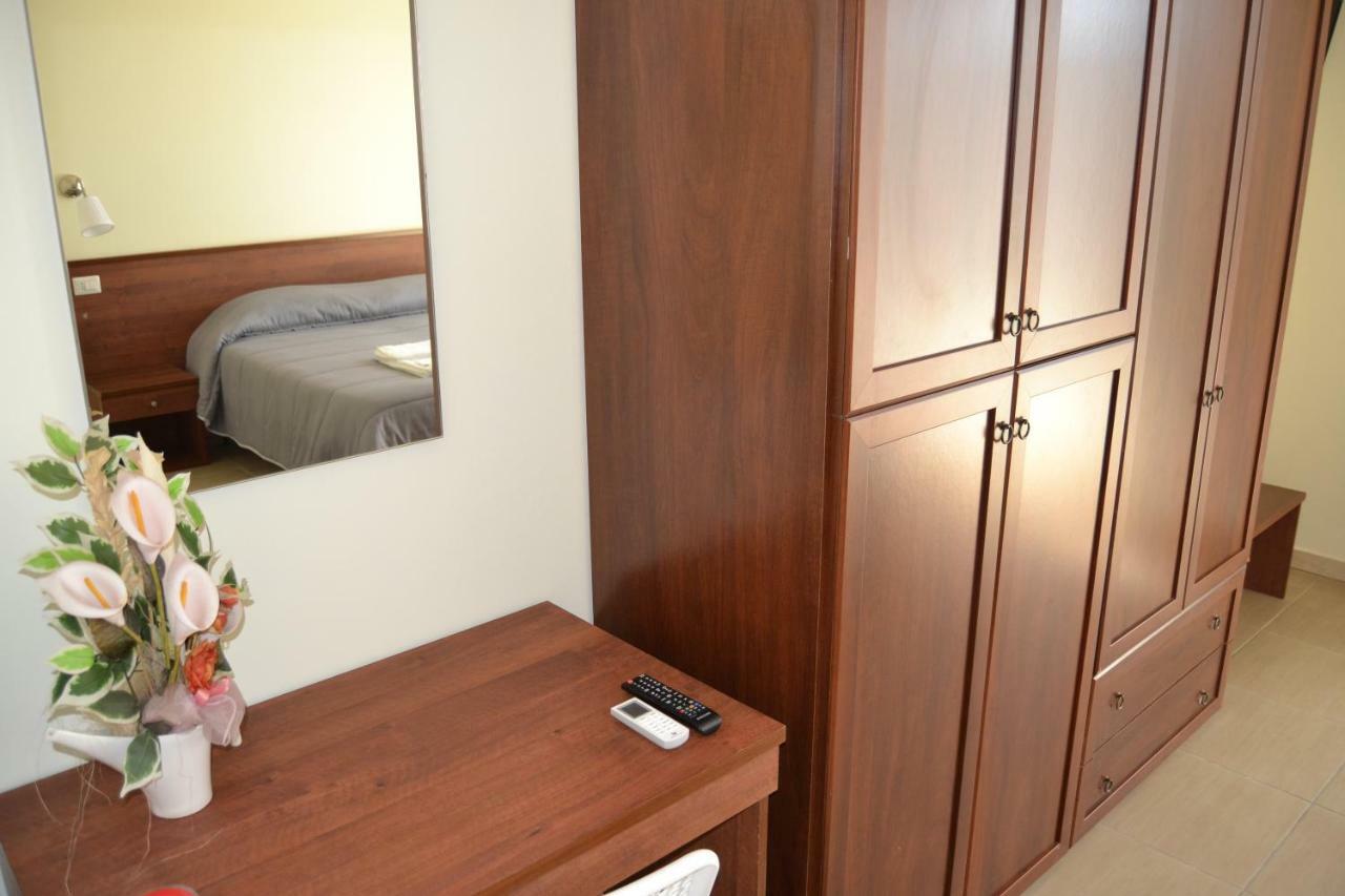 Guesthouse Holiday Formia Beach Eksteriør billede