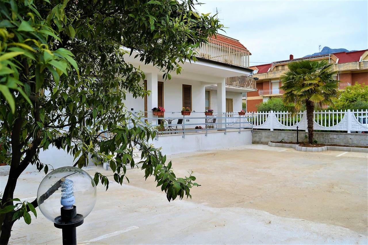Guesthouse Holiday Formia Beach Eksteriør billede
